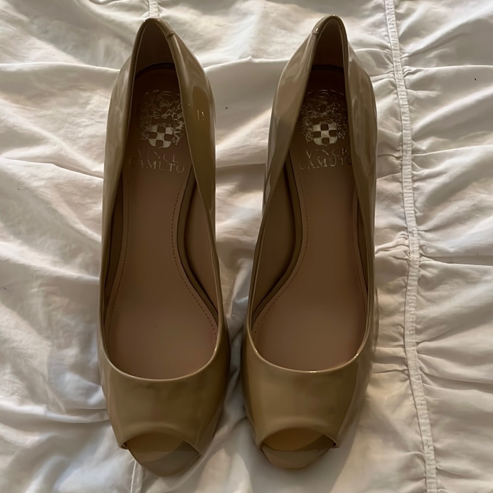 NEW NEVER WORN, peep toe nude patent leather heels. Vince Camuto, size 8.